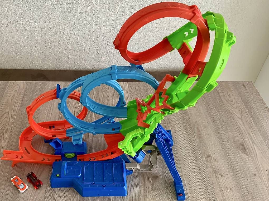 Circuits: HOT WHEELS Action 4 Loopings Crash Gefahr – D'occasion à Seewen (SZ) par manuelit0