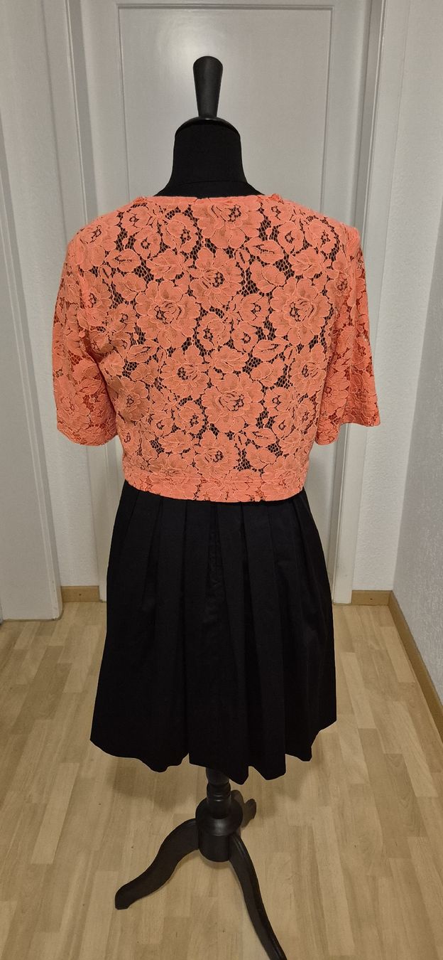 Marc Cain Vestiti: Schickes, schwarzes Kleid mit Schleife und Jäckchen – Usato da Schwyz venduto da Vesparider01 4
