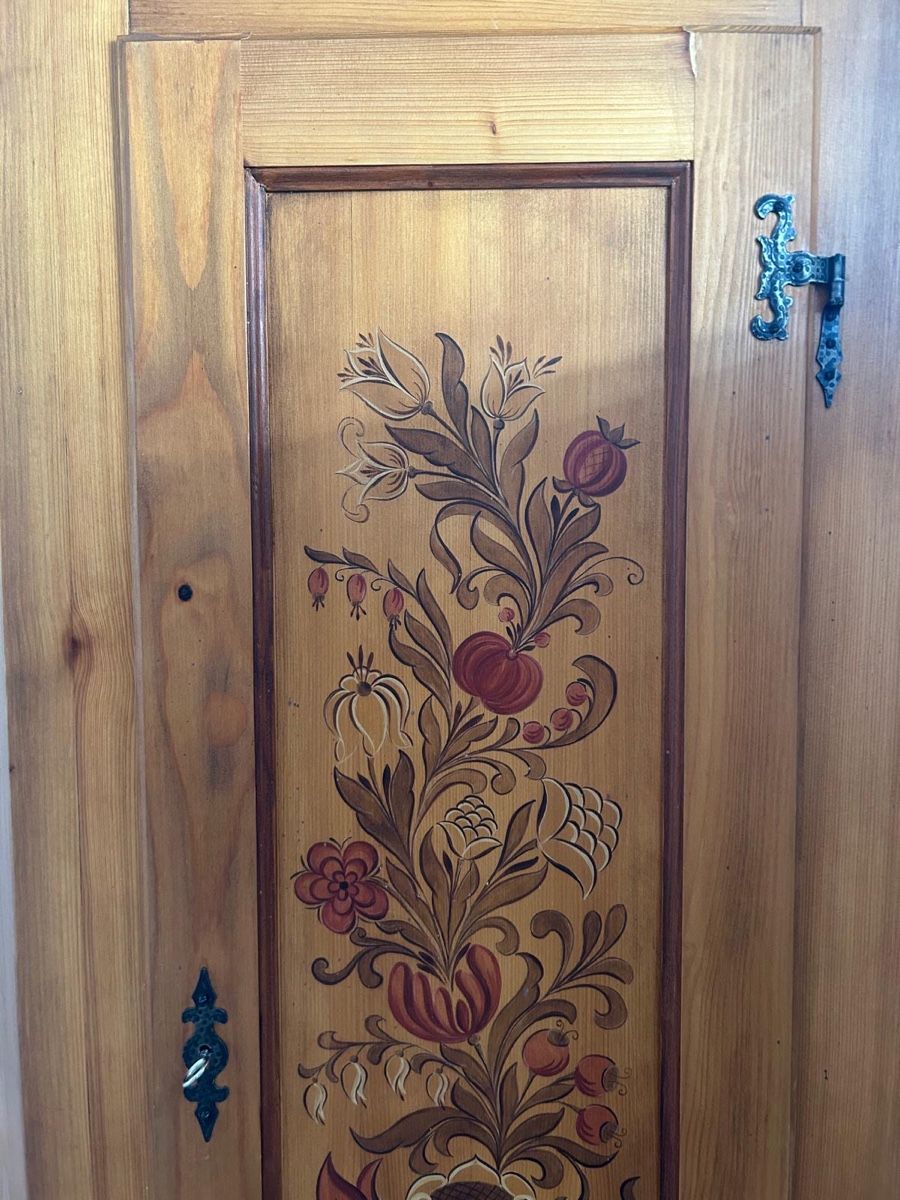 Armadi: Kasten, Holz mit Blumenmotiv – Usato da Stäfa venduto da Tigerli2010 2