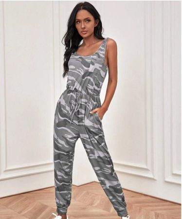 neu!Jumpsuit mit Camo Muster gr. xs/s