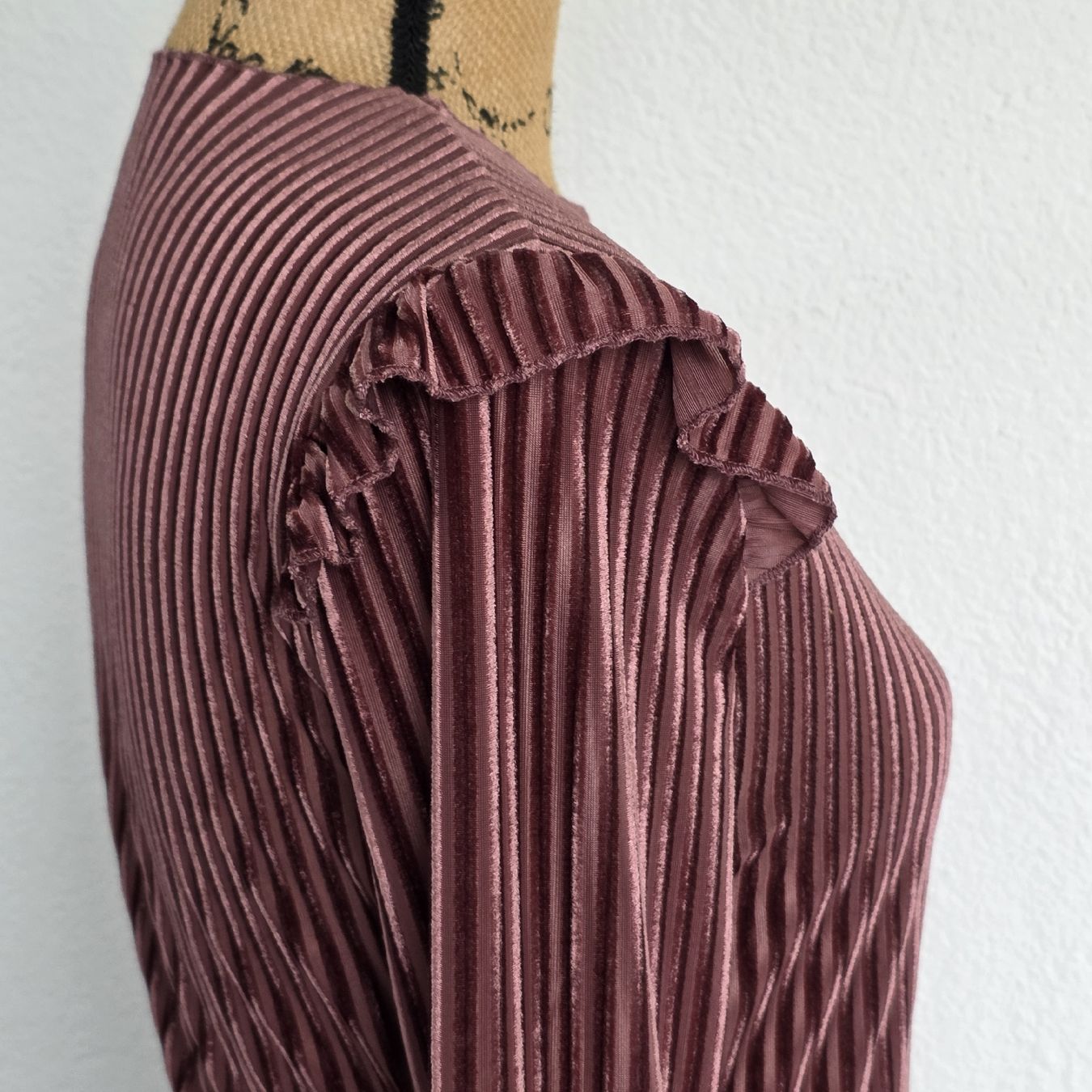 Top: Samt Body mit Rüschen, Grösse S/M,  Neu – Nuovo (secondo la descrizione) da Rheinsulz venduto da Gilea 3