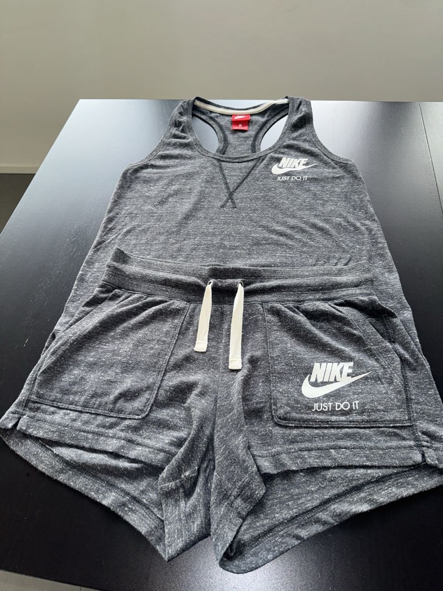 Nike Kleiderpakete: Nike Set Top und Shorts Grau Gr. S – Neu (gemäss Beschreibung) aus Zürich von Jen10