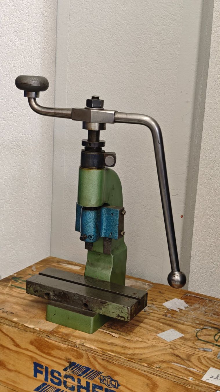 Toutes les machines: Presse à balancier – D'occasion à Ste-Croix par CAP14_SARL