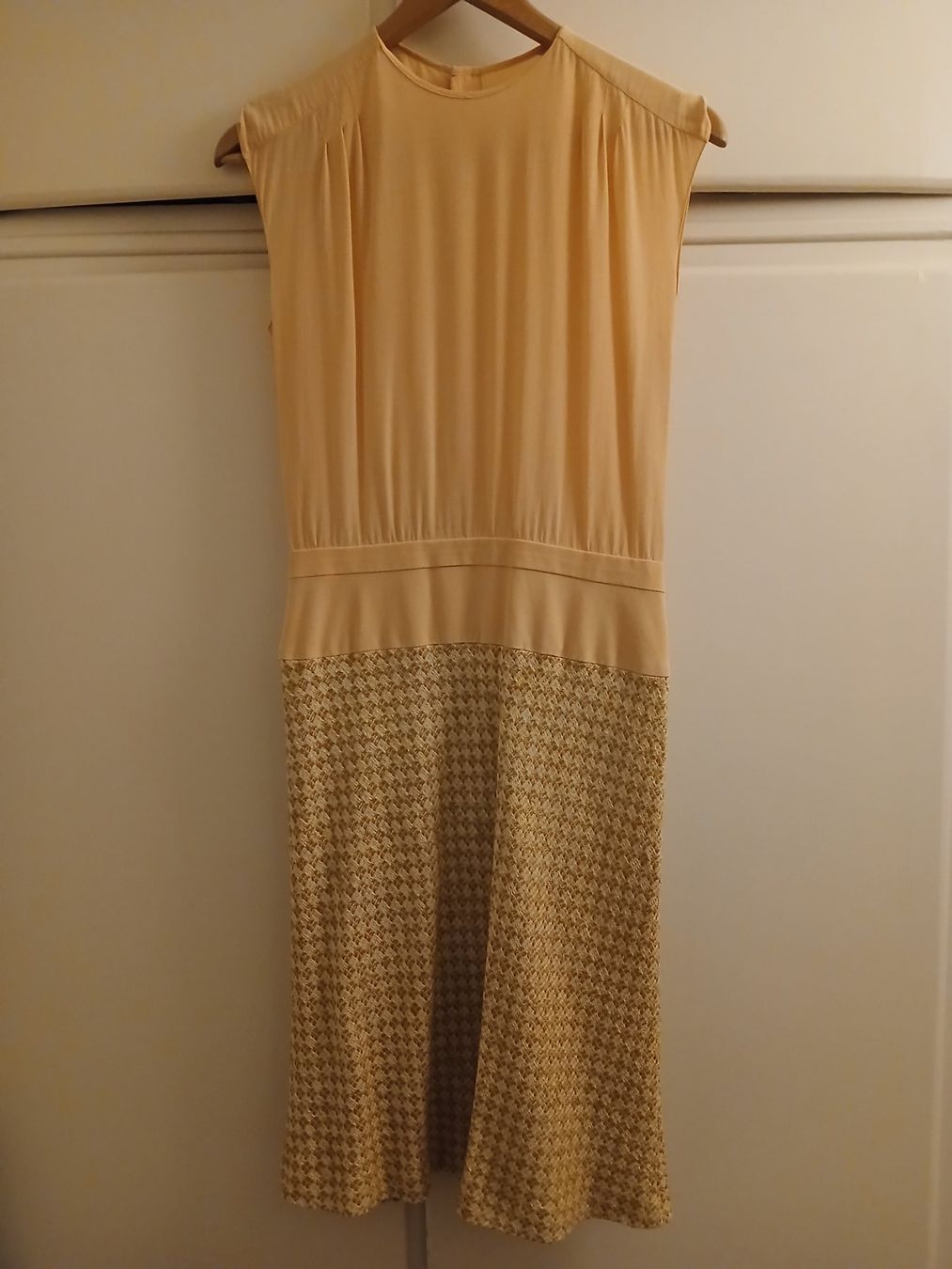 Chanel Ensembles & Tailleurs: Tailleur Chanel ocre et beige, taille S – D'occasion à Monthey par mar_h6jr 9