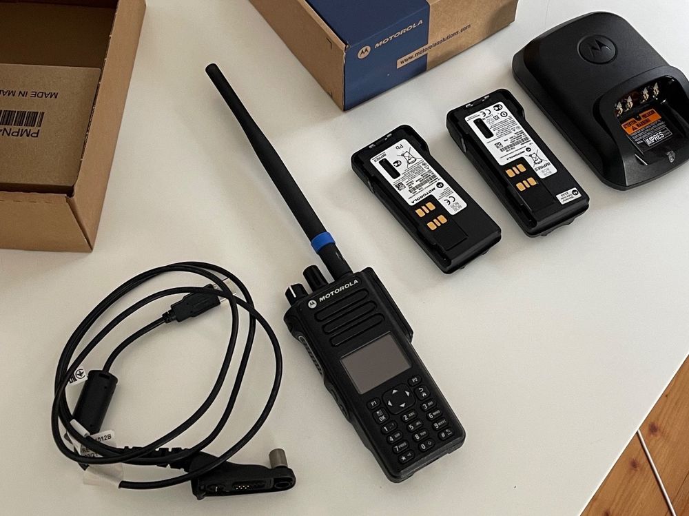 Motorola DP4801e Premium 2 Batteries and Programmation Cable (Gebraucht ...