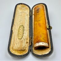 Porte-cigarettes F.M. en ambre veiné avec bague or 9 carats