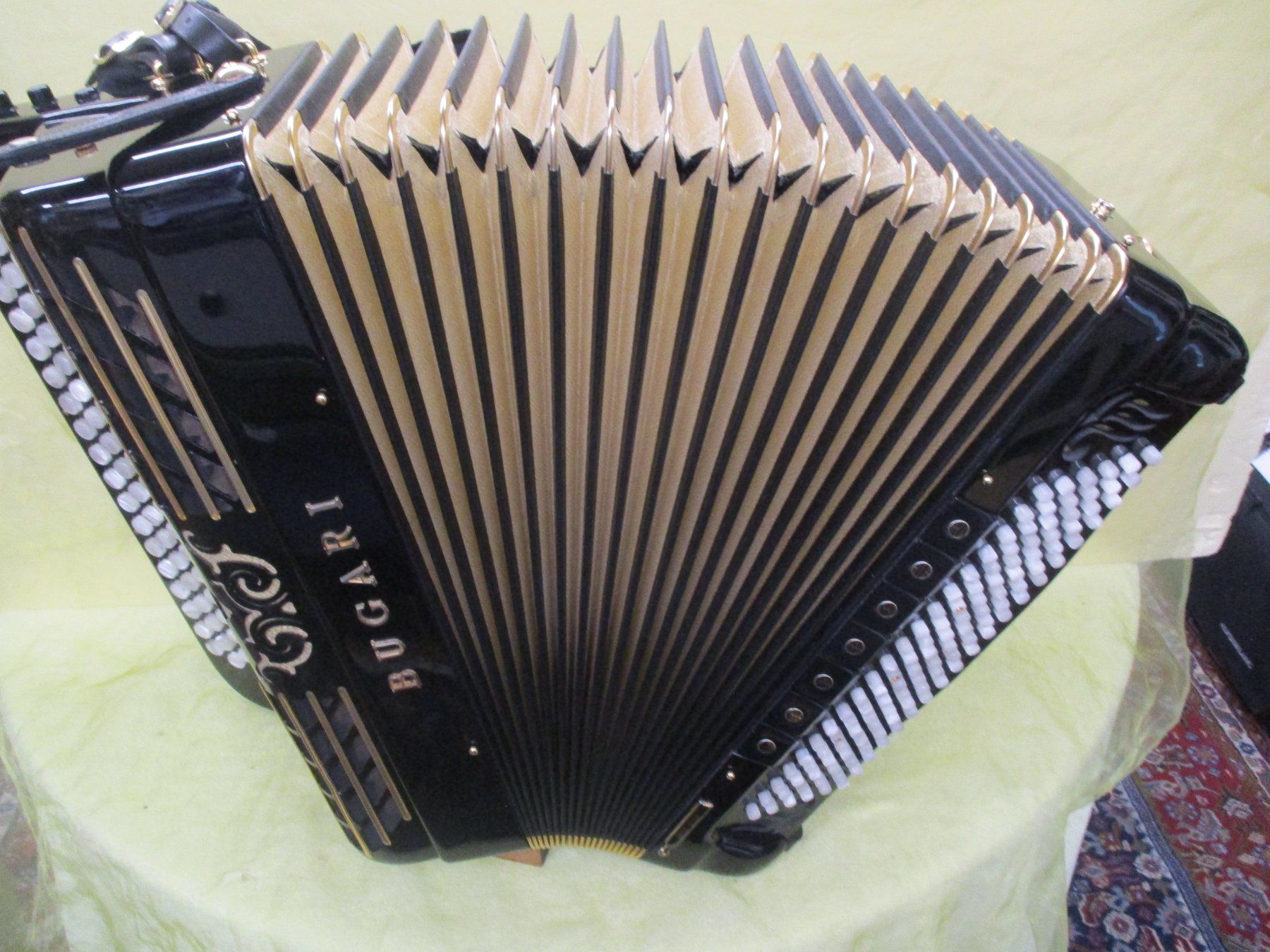 Musikinstrumente: Akkordeon Bugari Gold plus – Gebraucht aus Jegenstorf von Oktavio 5