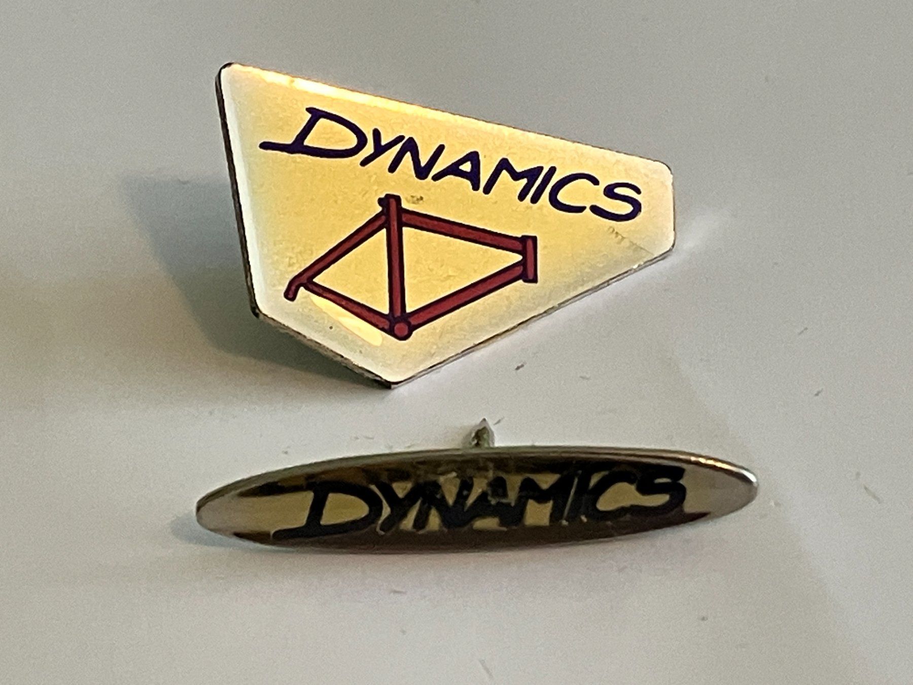 Placchette & Badge: 2 Pin Dynamics – Usato da Basel venduto da djwwpp