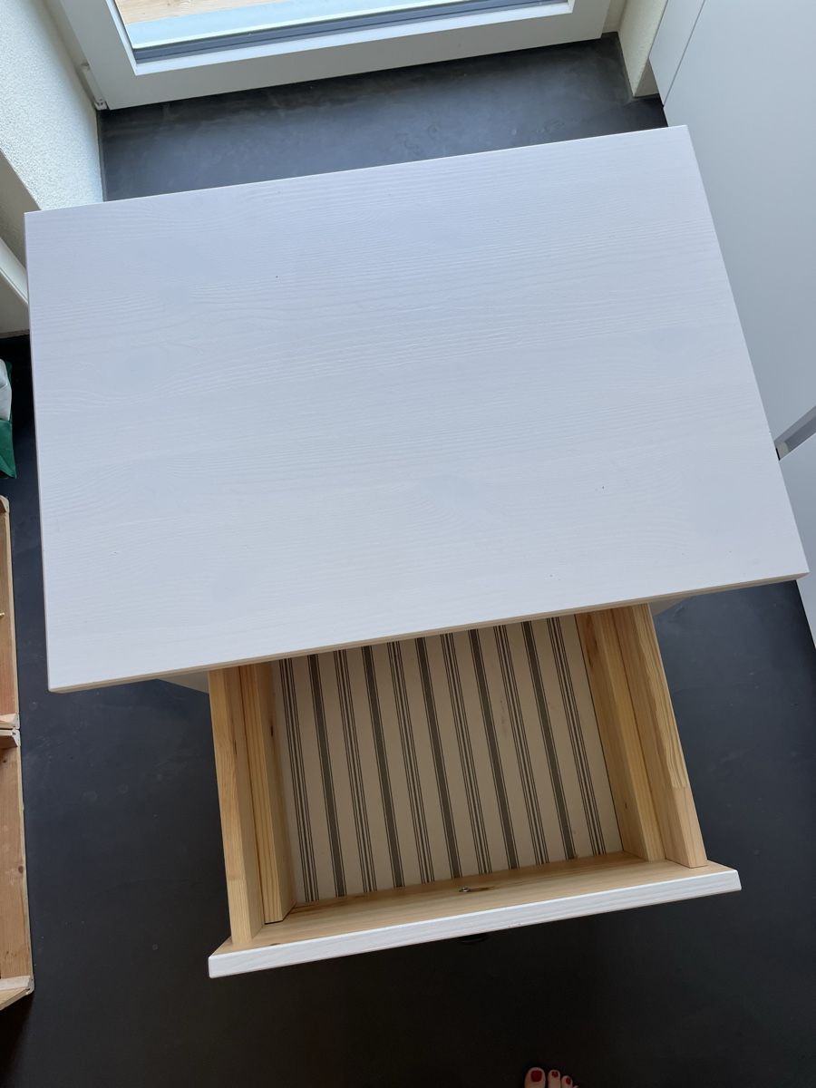 Comodini: Ikea Hemnes Nachttisch neuwertig – Nuovo (secondo la descrizione) da Wallisellen venduto da lis_8fkh 1