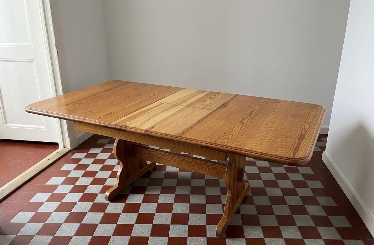 Tavoli: Grande table à manger en pin massif, rallonge intégrée – Usato da Lausanne venduto da Jenigong