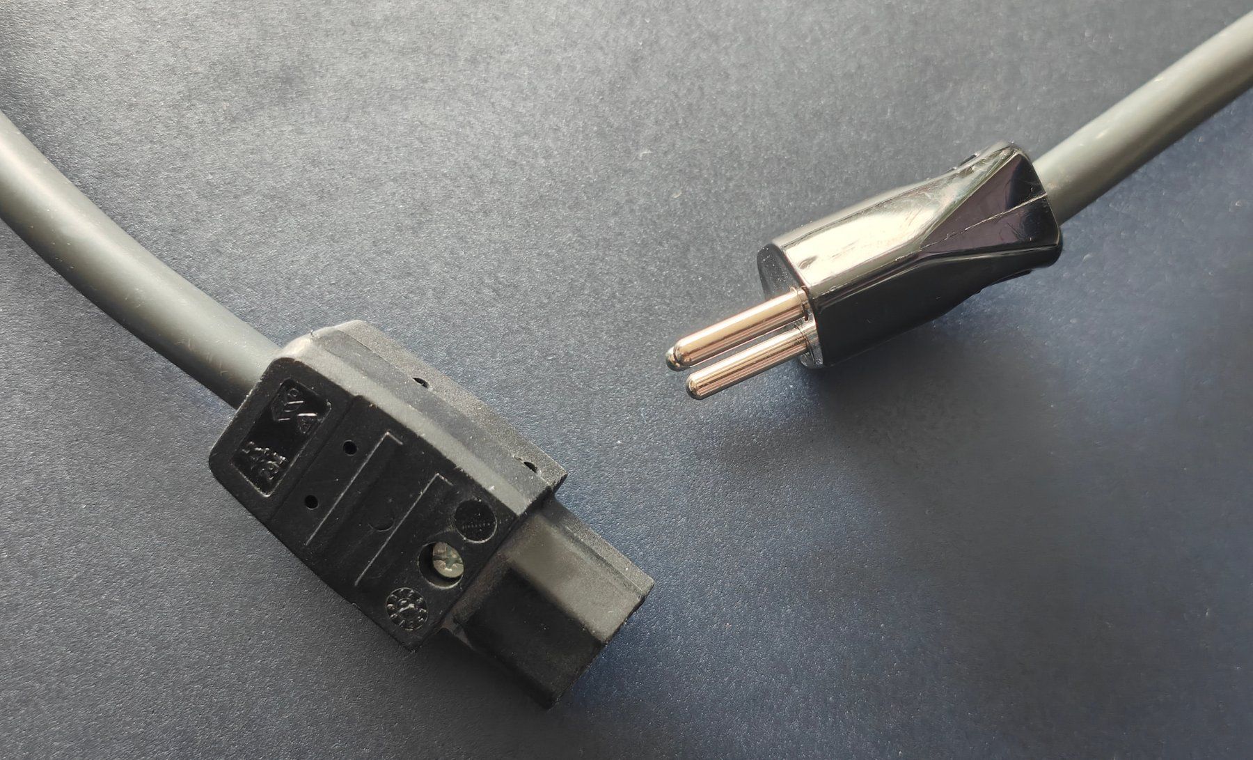 Rowen Cavi: ROWEN POWERCABLE - Netzkabel/Stromkabel – Usato da Wädenswil venduto da Cougar0