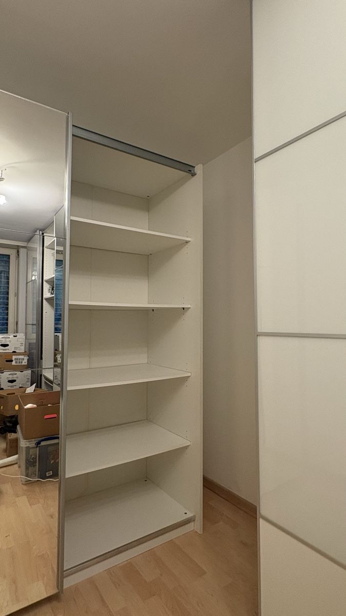 Kleiderschrank weiss mit Schiebetüren und Spiegel gebraucht (Gebraucht) in Muttenz für CHF 66 – nur Abholung auf Ricardo kaufen