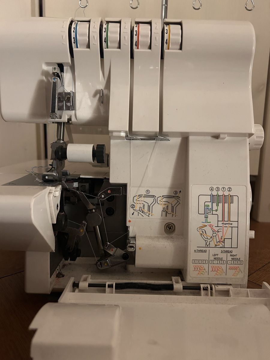 Singer Macchine da cucire: Overlockmaschine Singer Differential Feed weiss gebraucht – Usato da Zürich venduto da lau_6l7j 3