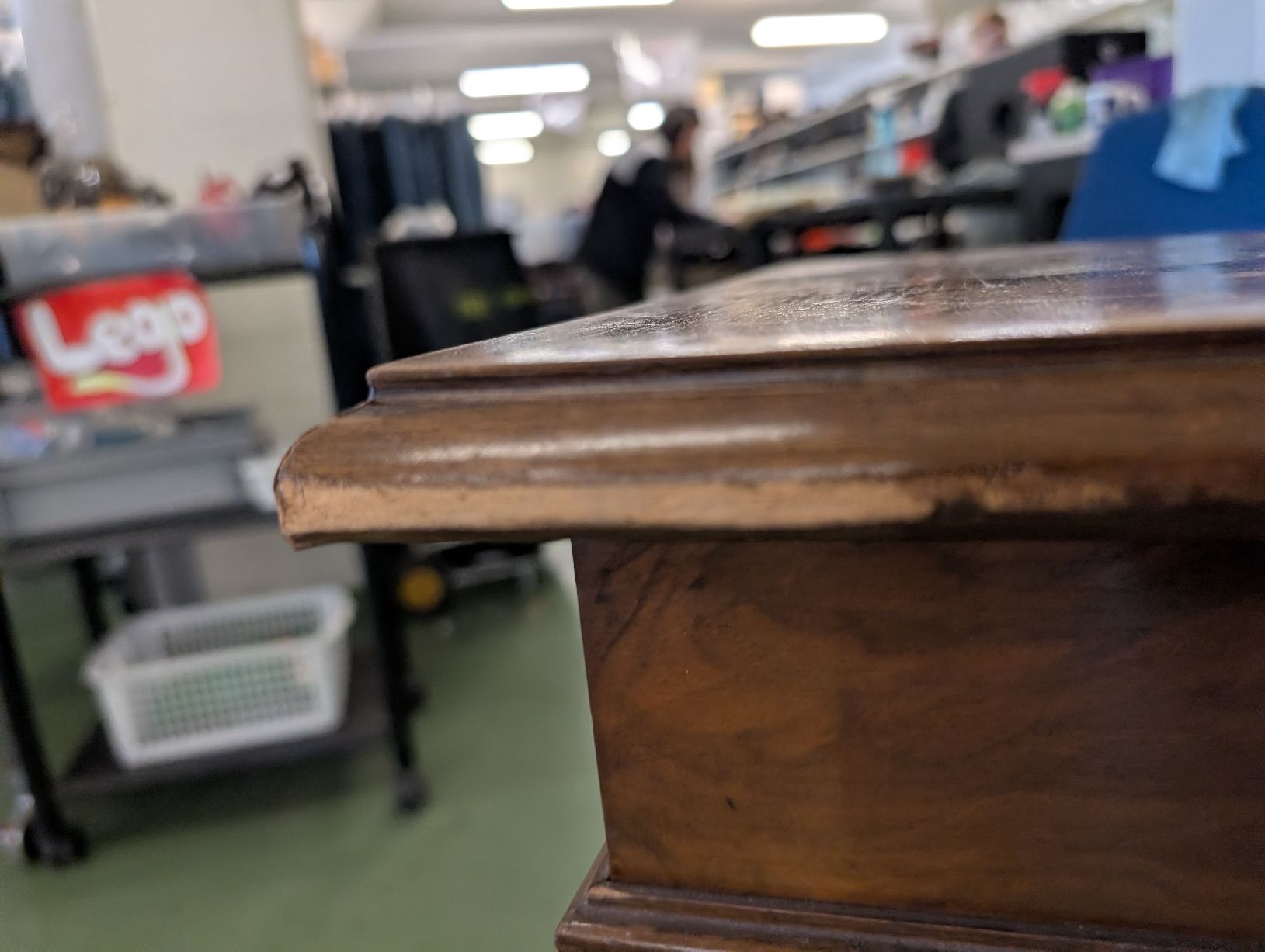 Tavoli: Antikes Biedermeier-Tischchen mit edlem Wurzelfurnier – Usato da Pratteln venduto da Cartonsducoeur_bl 8