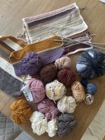 Wollknäuel, verschiedene Farben, Stricknadel, Resten
