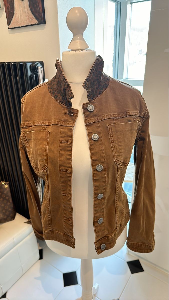 Giacche: Jeansjacke Gr. M mit Leopardenmuster – Usato da Neftenbach venduto da panam4