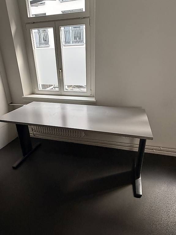 Scrivanie: Grosser Schreibtisch grau – Usato da Zürich venduto da SWP_ZH