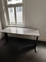 Grosser Schreibtisch grau