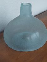 Eisblaue Glasvase im Scavo Stil