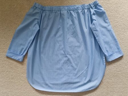 Hellblaues schulterfreies Damentop, Größe 40