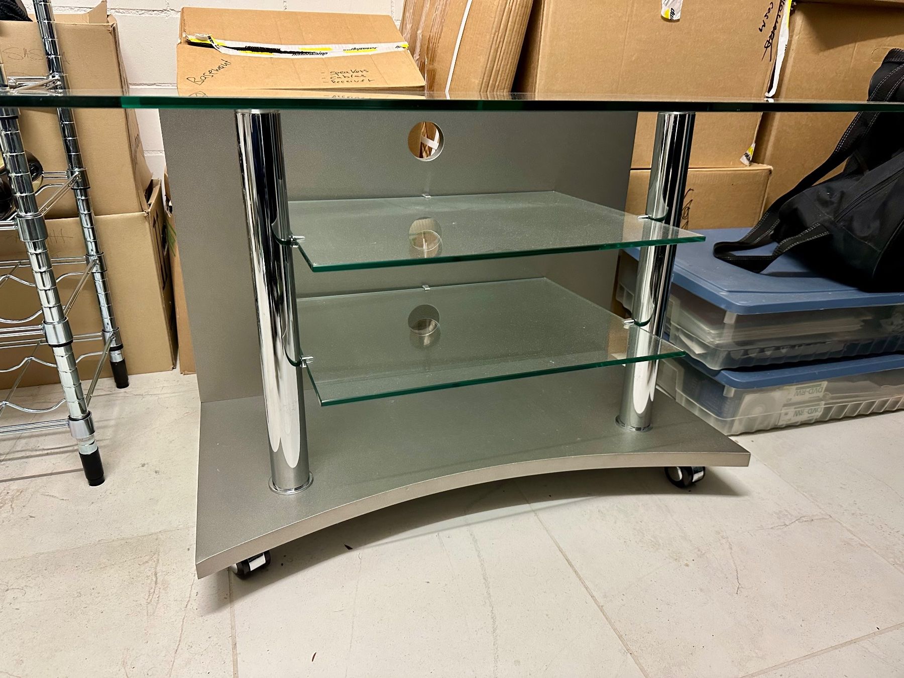 Mobili TV: moderner TV-Rack aus Glas und Metall – Usato da Rüschlikon venduto da sim_sw7t