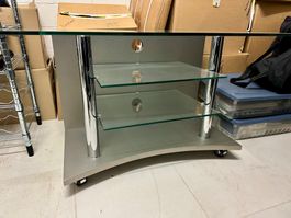 moderner TV-Rack aus Glas und Metall
