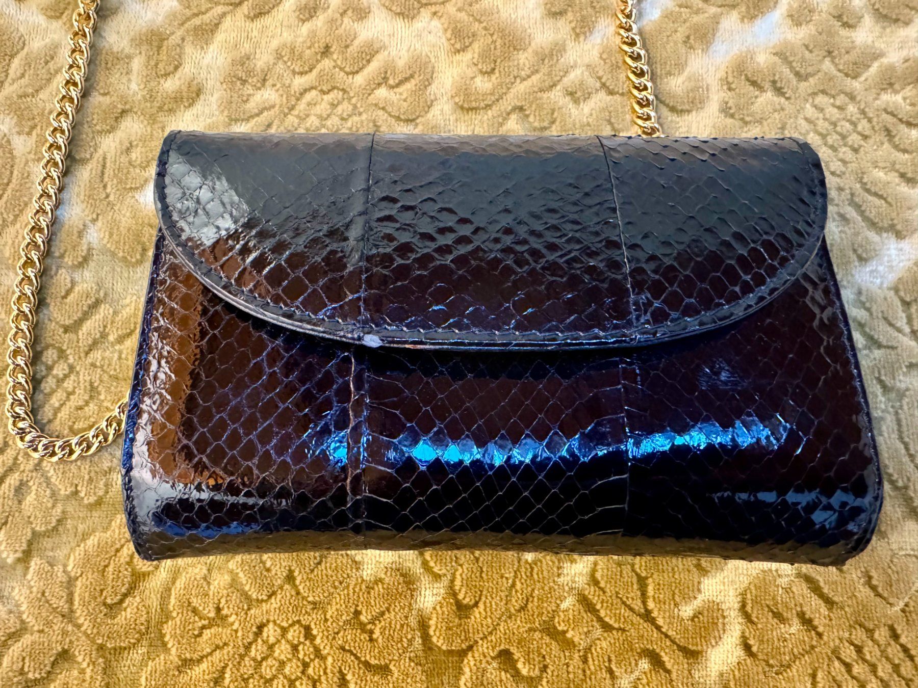Taschen für Damen: Sac à main vintage en cuir noir effet python brillant – Gebraucht aus Athenaz (Avusy) von Kurtzuegg