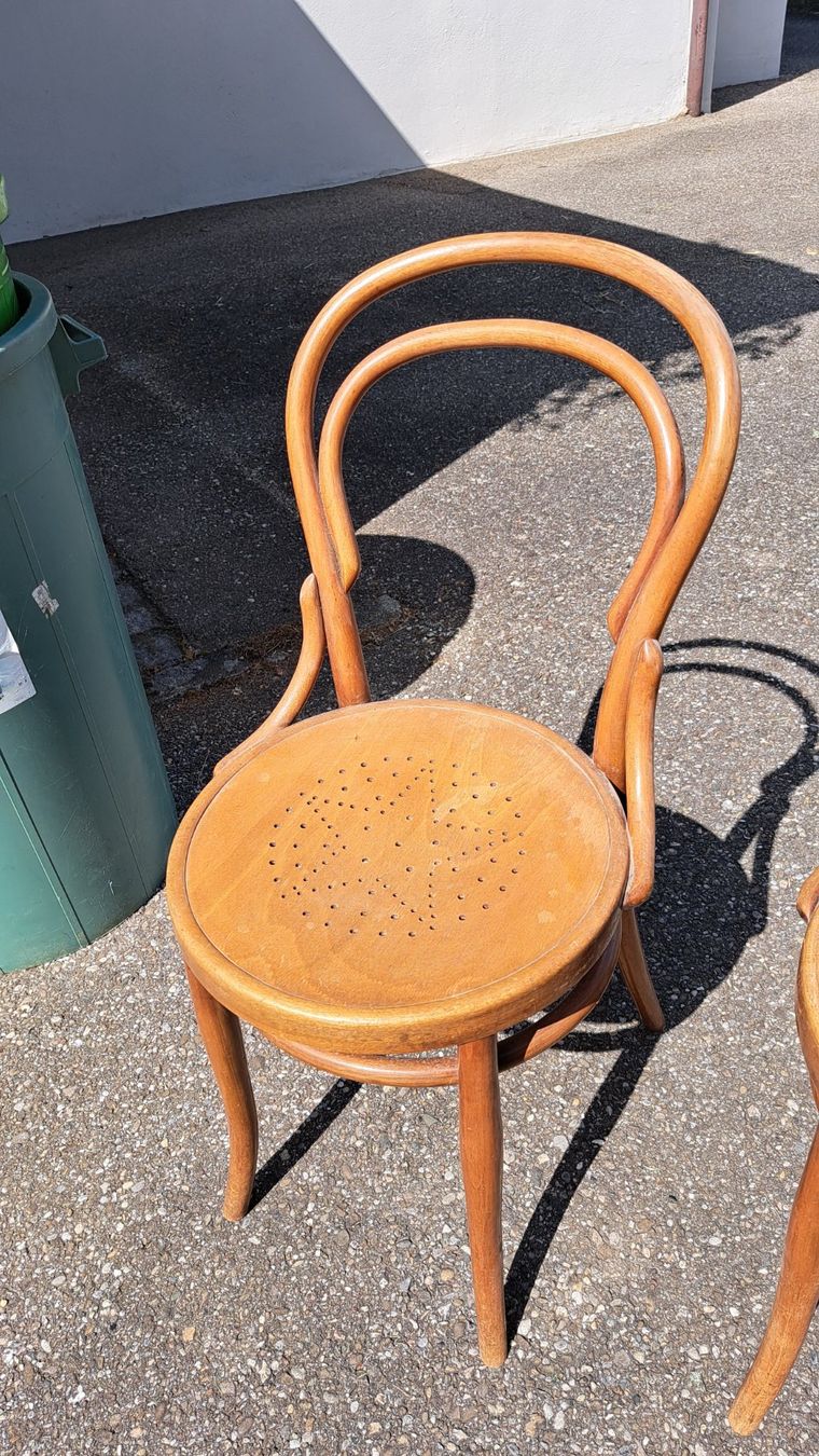 Chaises: Drei Beizenstühle, ähnlich Thonet – D'occasion à Langenthal par T.L. 1