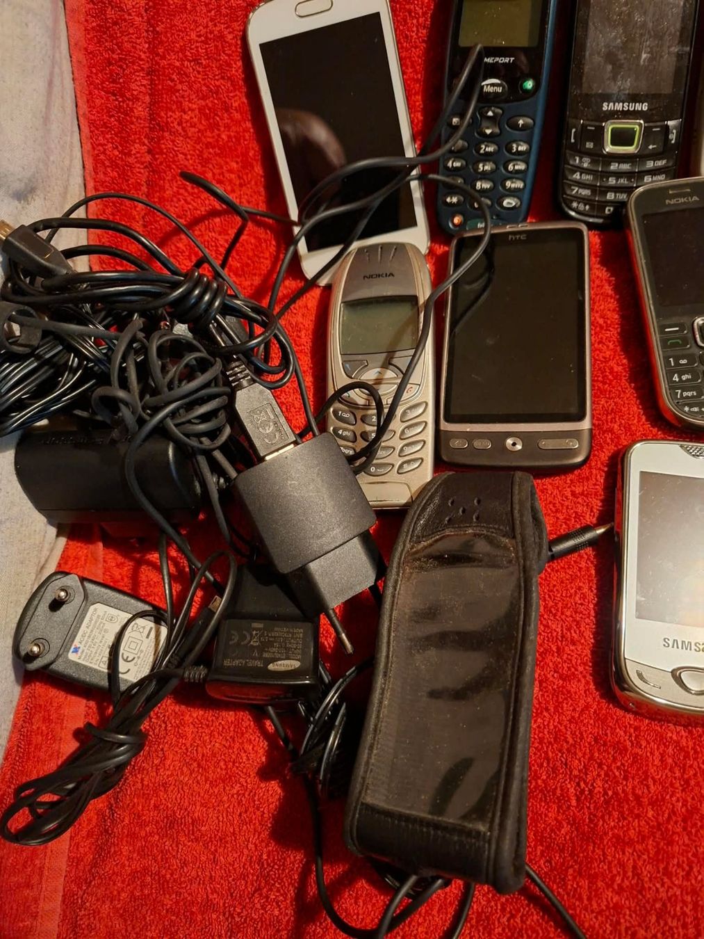 Telefoni cellulari / Smartphones: ein Haufen alter Handy – Difettoso da Wittenbach venduto da Nostalgie1965 3