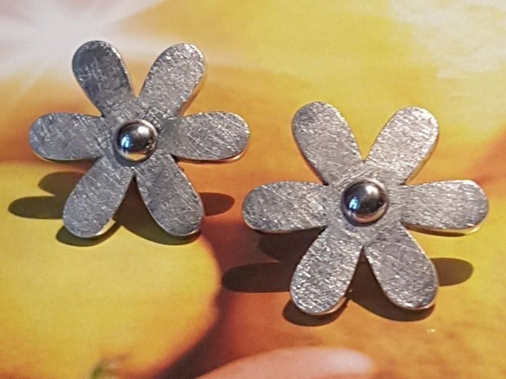 Orecchini pendenti & Orecchini a lobo: Süsse Blumen Ohrstecker aus 18 Karat – Nuovo (secondo la descrizione) da Unterägeri venduto da Altgoldschmuck 6