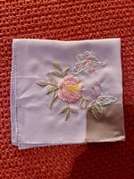 Gesticktes Taschentuch mit Blumenmotiv