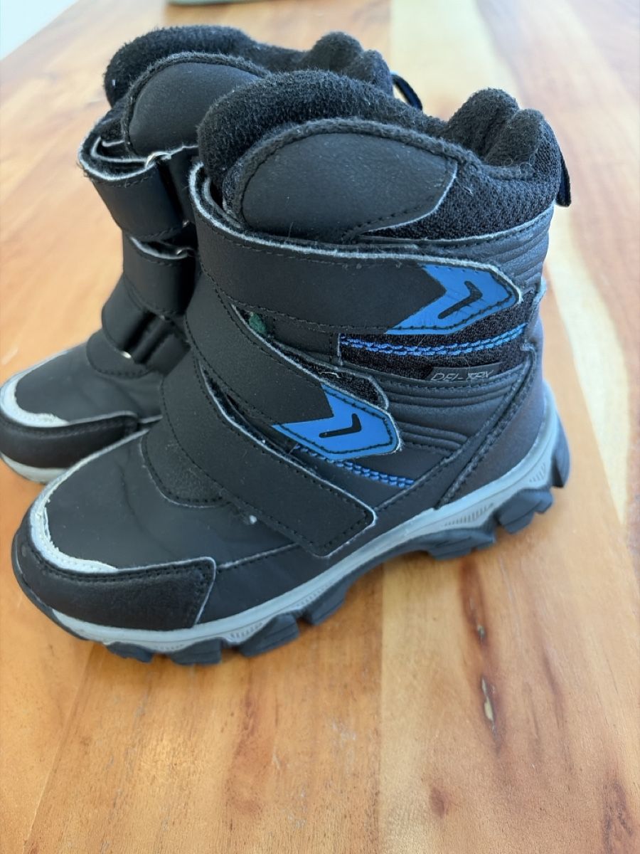 Chaussures garçon: Kinder Winterschuhe Grösse 29 Schwarz/Blau gebrauch – D'occasion à Schmitten FR par Bassline77 1