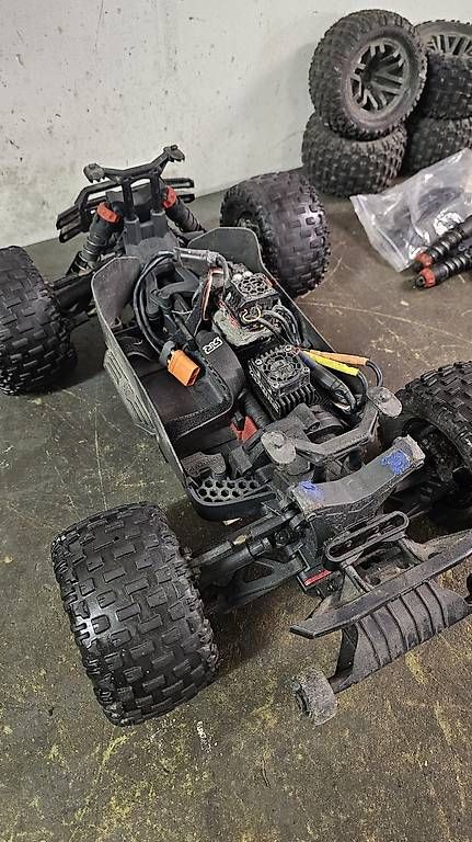 Arrma Modellismo RC: Arrma Granite 4×4 Blx 3s – Difettoso da Sils im Domleschg venduto da Colin.Grischott 1