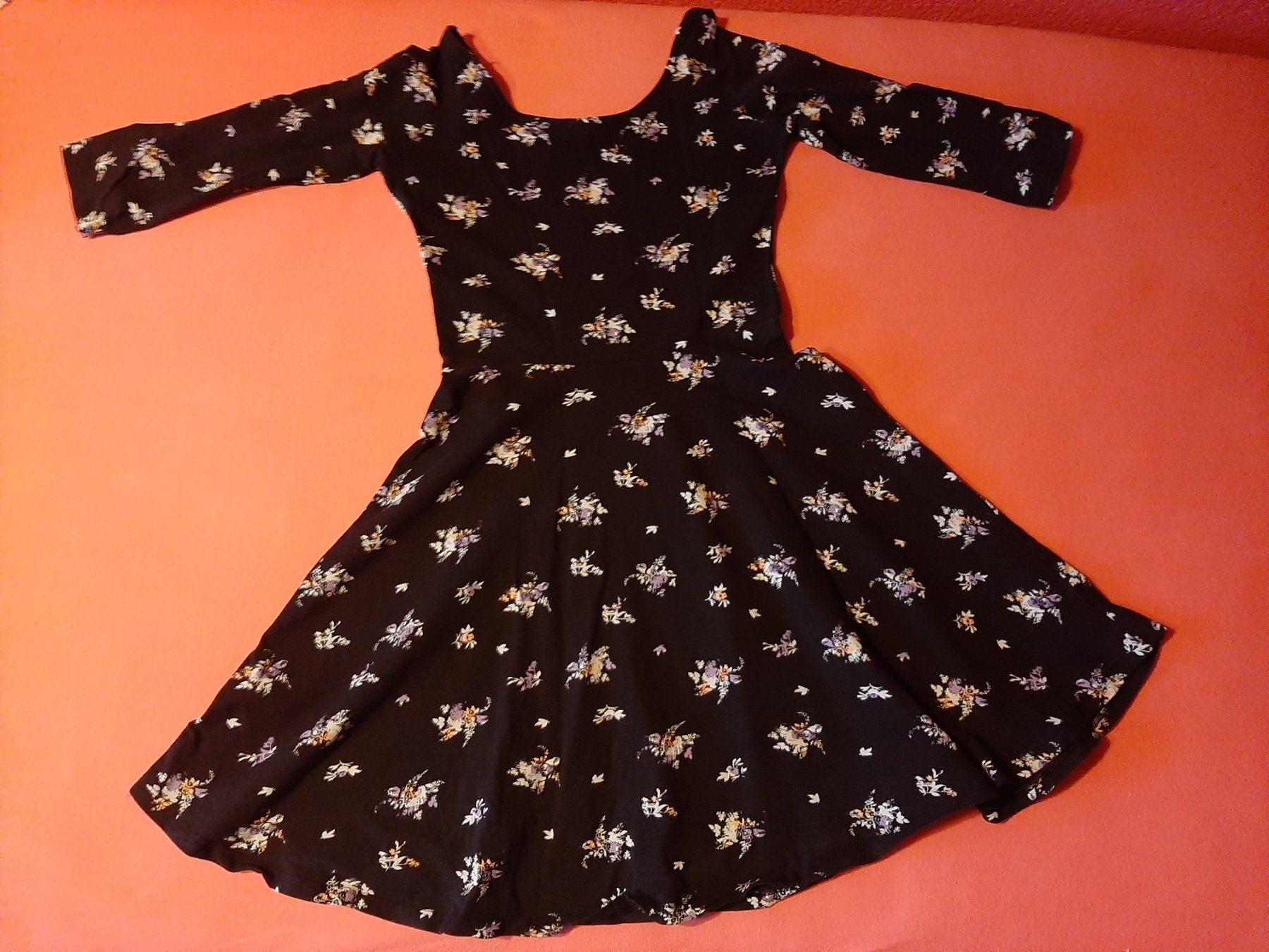 Kleider: Kleid schwarz mit Blumen, Grösse 38 – Gebraucht aus Oberlunkhofen von dreihaselnuesse