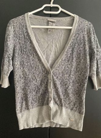 Graue Strickjacke Grösse M, mit Blumenmuster