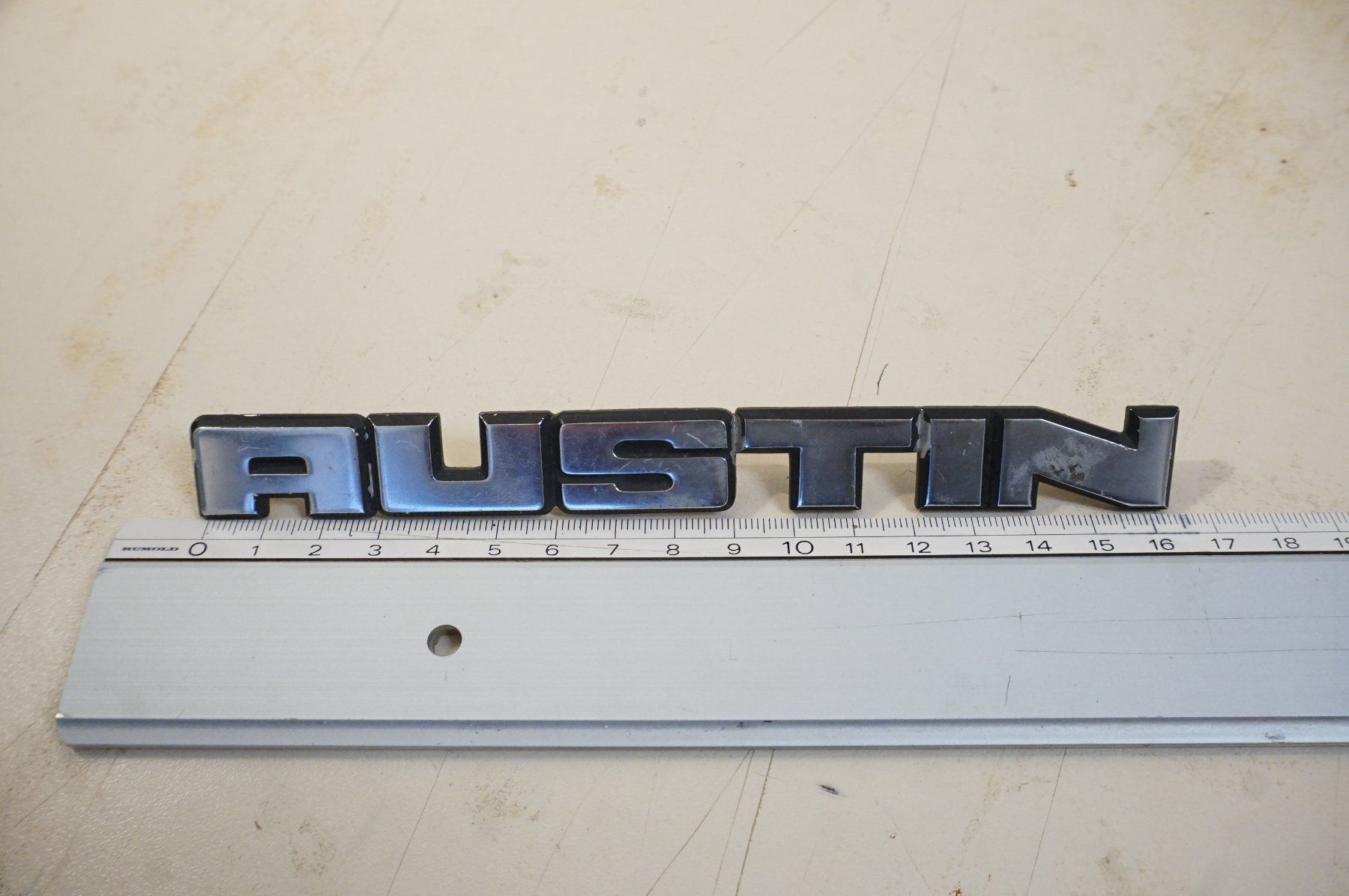 Austin Placchette & Badge: Badge Austin alu – Usato da Ependes VD venduto da Cartonabanane 3