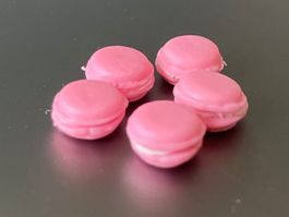 5 Erdbeer-Macarons für die Puppenstube. Handarbeit.