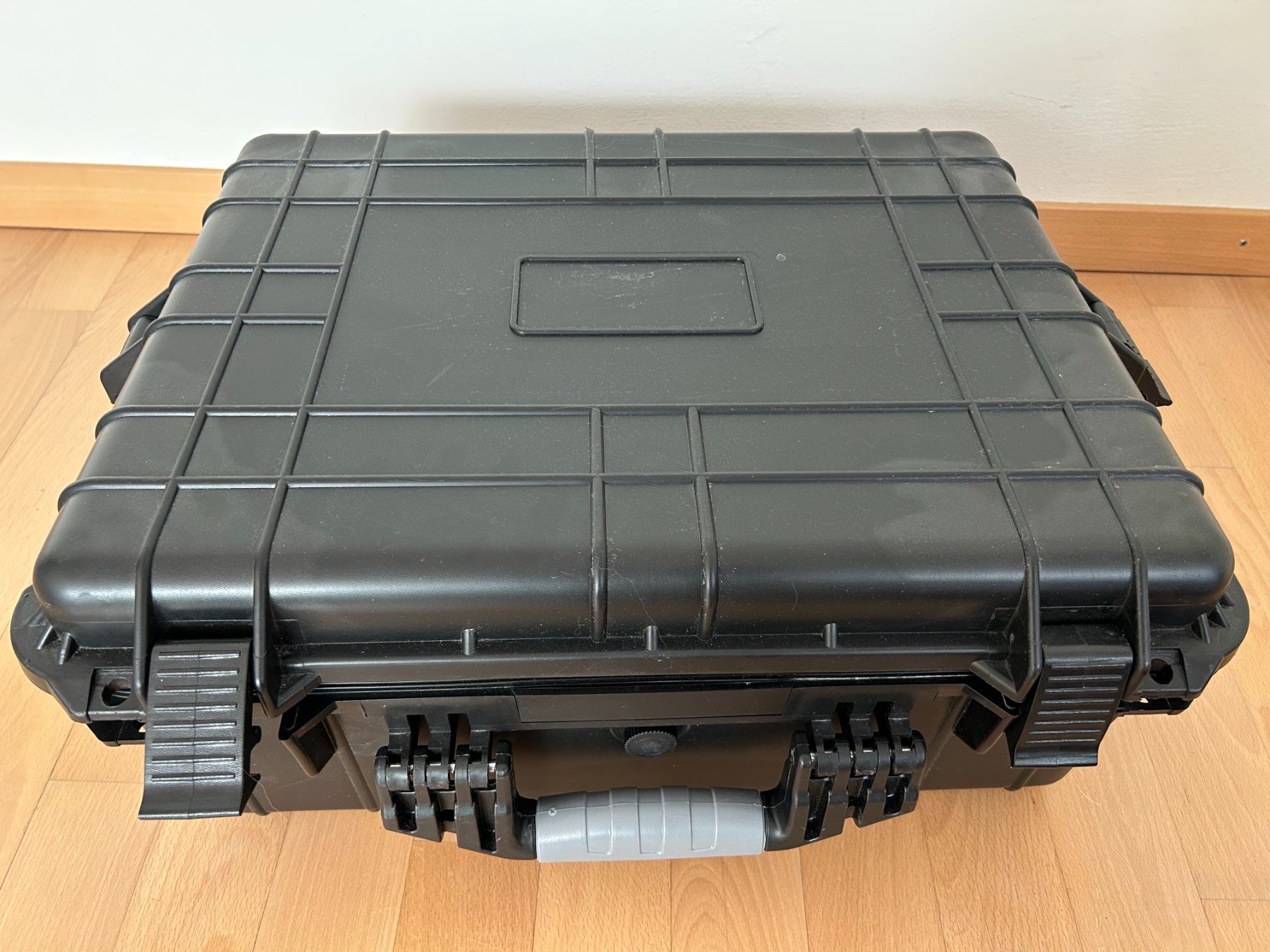 Valises de voyage: Robuster Outdoor-Koffer aus Kunststoff – D'occasion à Stäfa par cka_5r5z