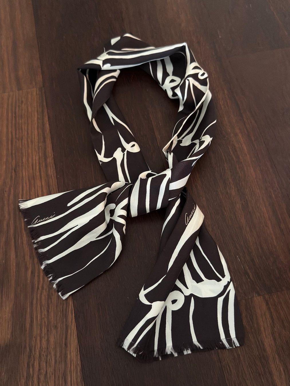 Gucci Foulard & Sciarpe: Gucci Seidenschal mit Logo-Design – Usato da Wermatswil venduto da dominance