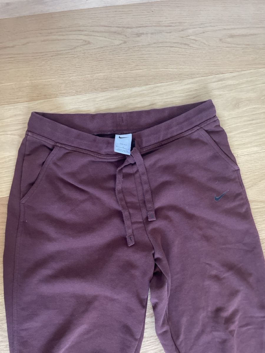 Nike Pantalons: Nike Jogginghose bordeaux – D'occasion à Zürich par M500ZH 1