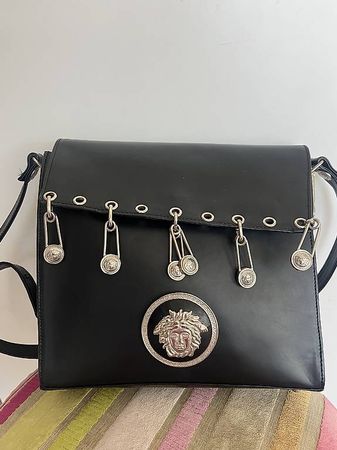 Schwarze Leder Handtasche mit Medusa-Motiv und Sicherheit...