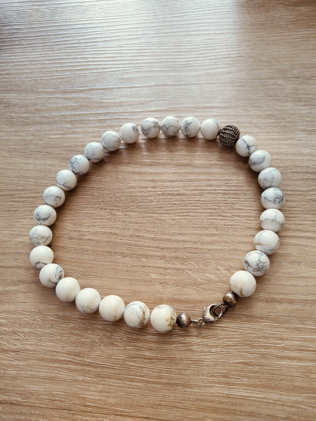 Catenine: Elegante Howlith Kette mit Silberverschluss – Usato da Kriens venduto da Ivana4