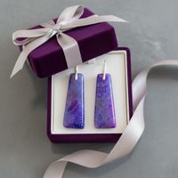 Auffällige Ohrringe mit Drachenvenen-Achat – Violett / Lila.