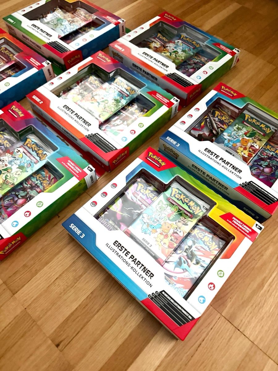 Pokémon Sammelbilder & Trading cards: Pokemon TCG First Partner Collection Bundle  – Neu und originalverpackt aus Lenzburg von 7LegionStuff 2