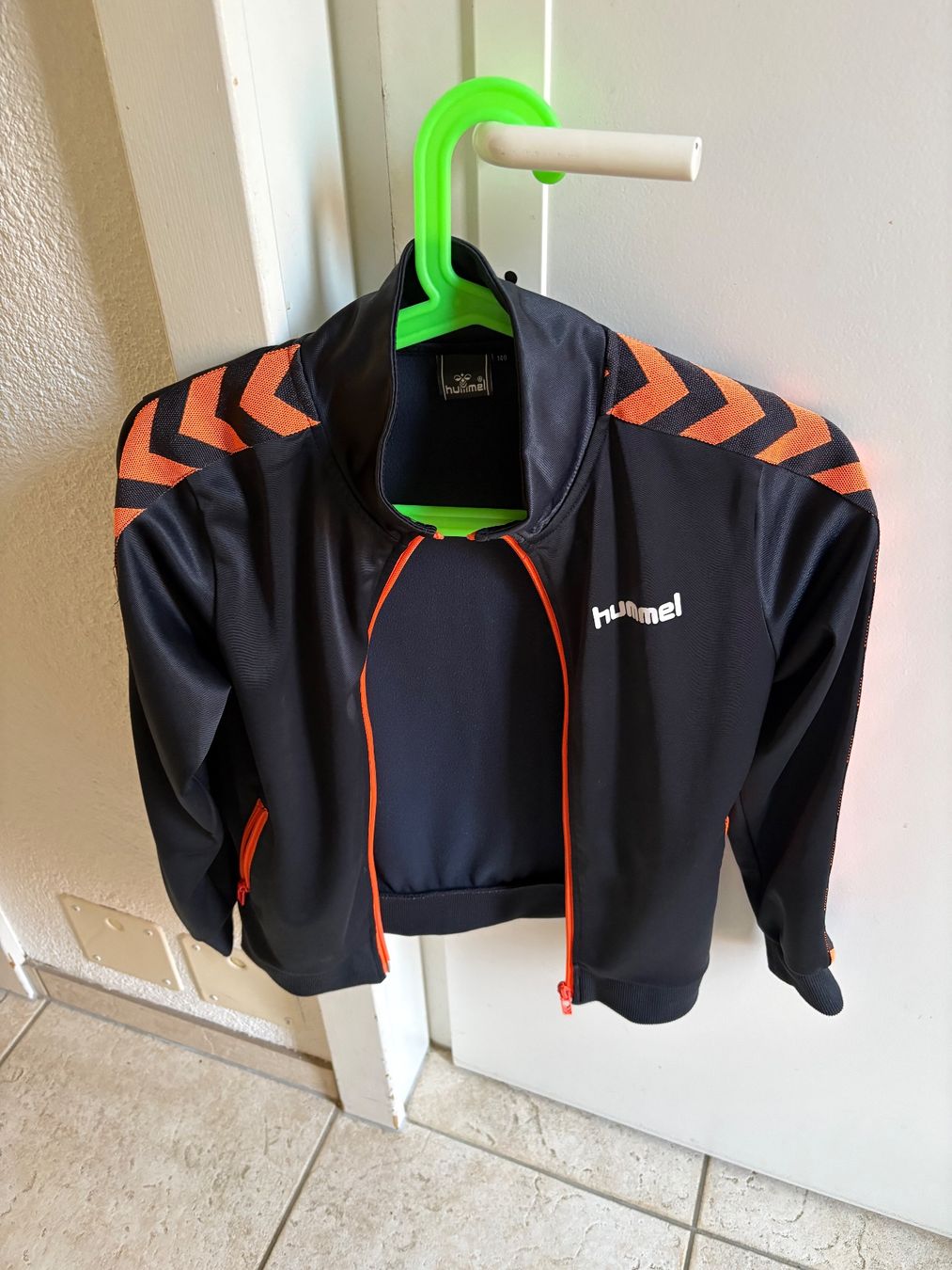Jacken: Trainingsjacke Kinder 140 – Gebraucht aus Belp von mikemaru