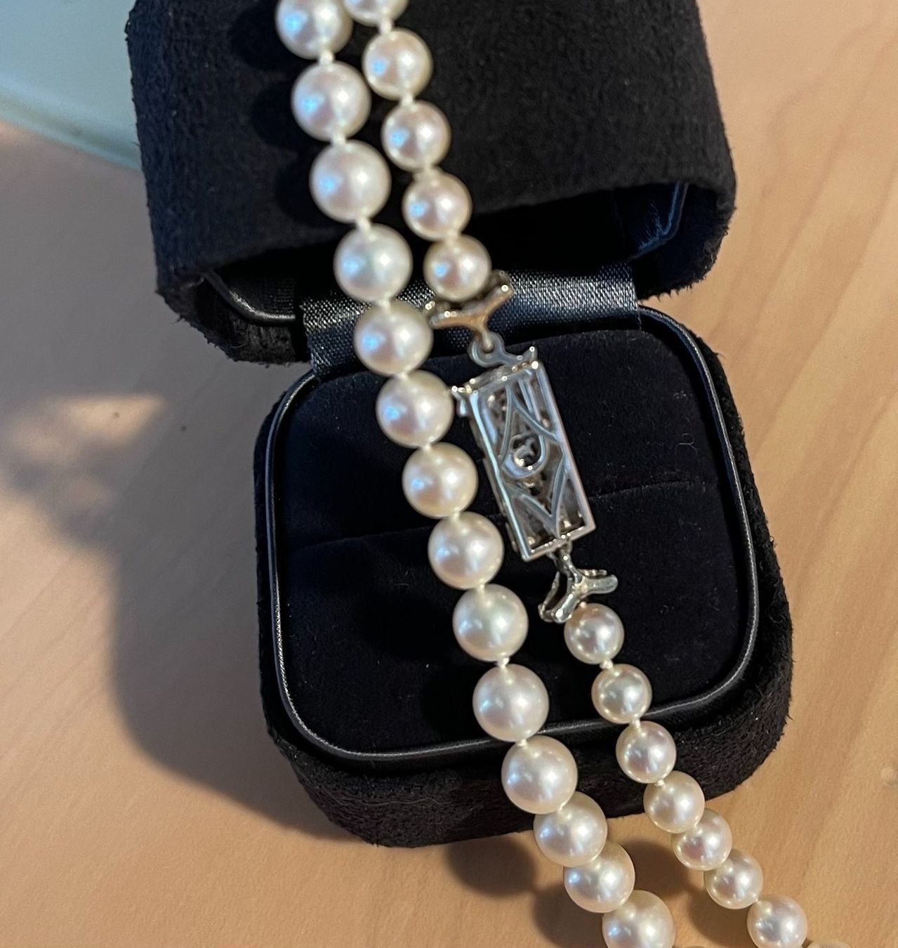 Catenine: Collier perles fermoir Or 18k et saphirs – Usato da Genève venduto da Annilu 4