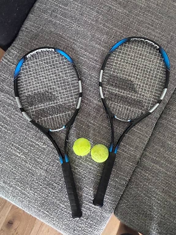Raquettes: 2 Tennisschläger + 2 Tennisbälle – D'occasion à Birrwil par psh_v8t5