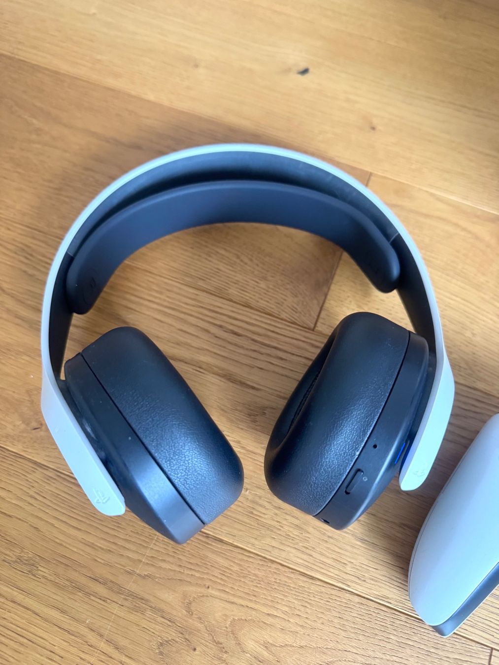 Sony Konsolen: PS5 Disc Edition mit 2 x DS Controller + PS5 Kopfhörer – Gebraucht aus Nottwil von Sukhoi 2
