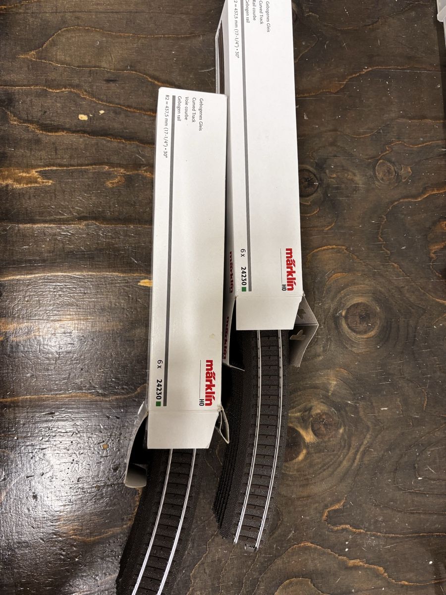Märklin Modellini di ferrovie: Märklin C Gleis radius R2 12 Stk. – Nuovo (secondo la descrizione) da Seftigen venduto da Laersu02
