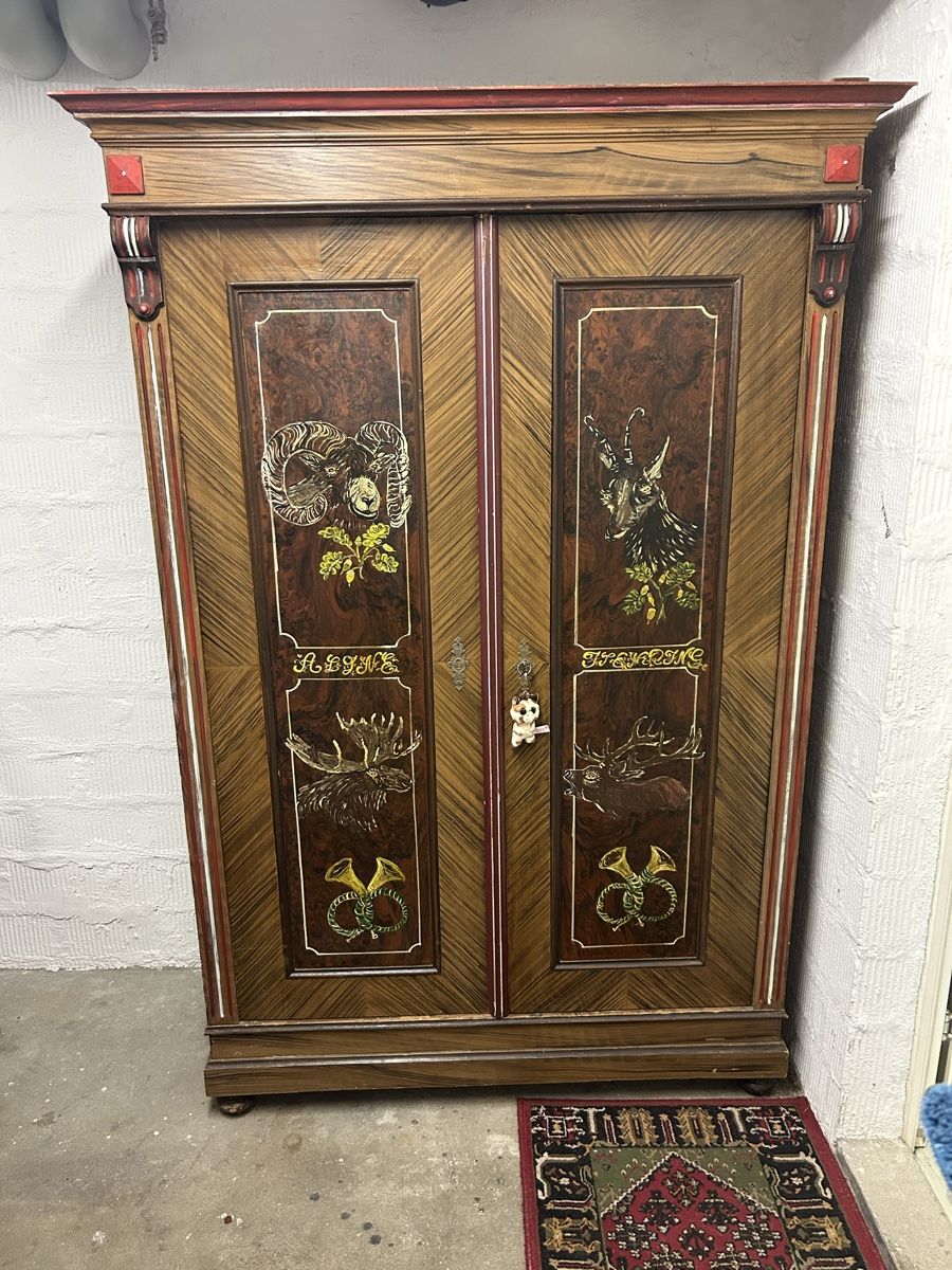 Armoires: Bauernschrank bemalt mit Jagdmotiven – D'occasion à Volketswil par Skydiver02